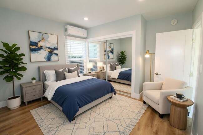 Foto del edificio - Santa Monica House with Huge Yard on Walking Street Blocks to Beach