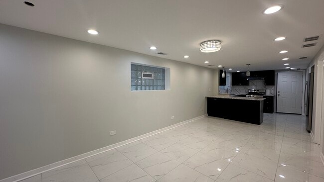 Building Photo - 5405 N Campbell Ave