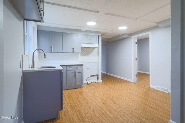 Foto del edificio - 111 Duane Ave