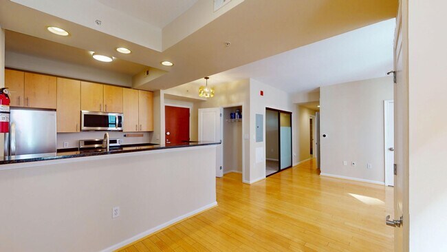 Foto del edificio - Spacious One Bedroom Plus Den W/MASSIVE Pr...