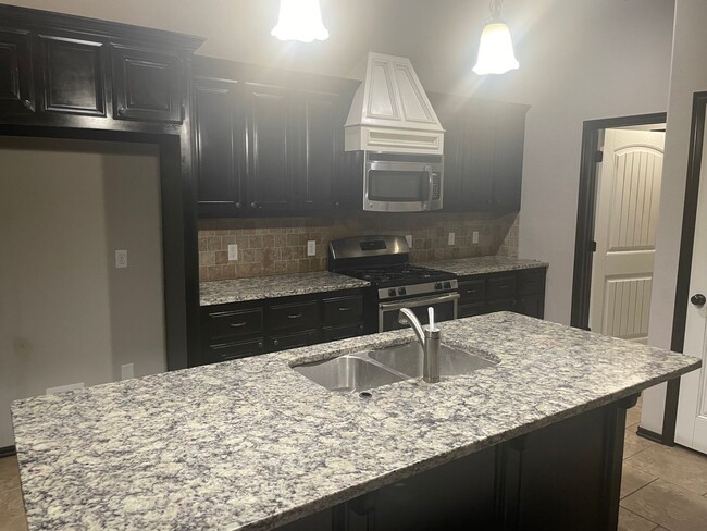 Building Photo - 3 bed 2 bath 2 car in Moore Schools! Great...