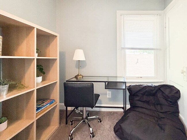 Building Photo - 911 E 49th St