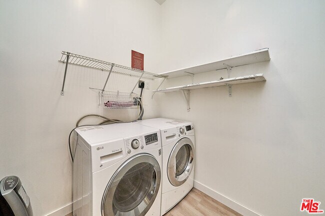 Building Photo - 3223 W 6th St