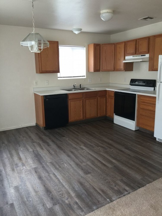 Foto del edificio - 3 Bed 2 bath 2 car garage Duplex