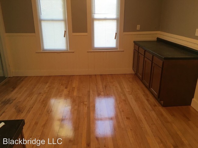 Building Photo - 895 Rose Ave E