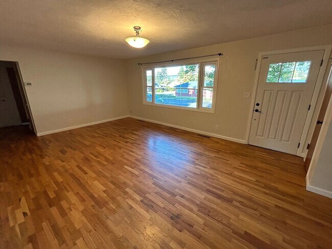Foto del edificio - 4 Bedroom, 2 Bathroom House in SE Eugene