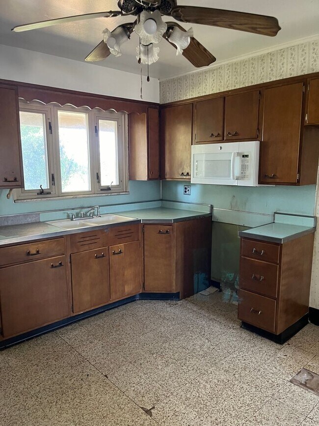 Building Photo - Three Bedroom Single Family House