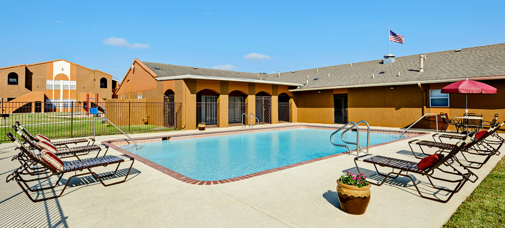 Piscina - Monticello Manor Apartment Homes