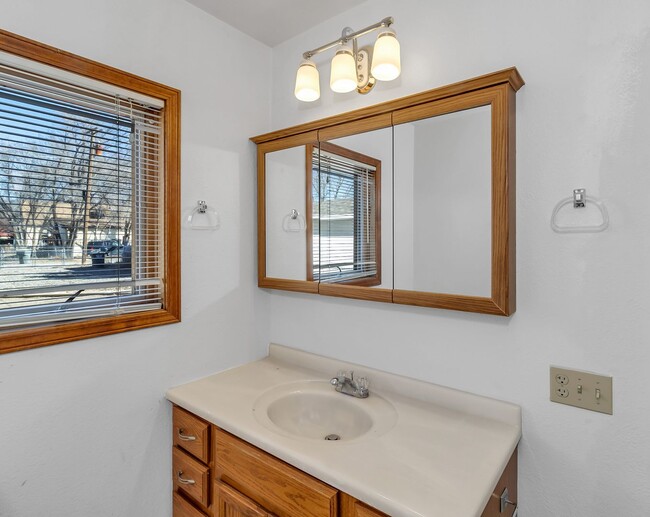 Building Photo - 2 Bed 1 Bath House in Delta!