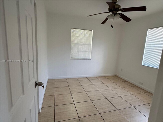 Foto del edificio - 713 SW 44th Ct