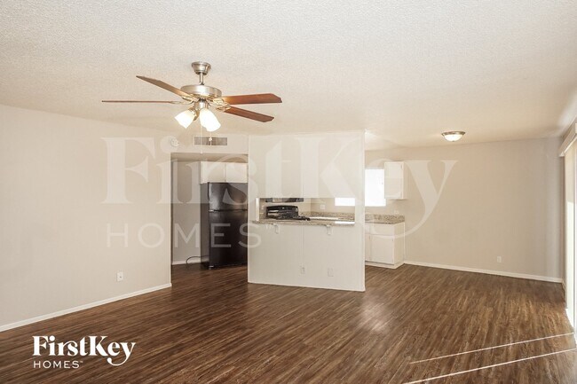 Building Photo - 5260 Saratoga Dr