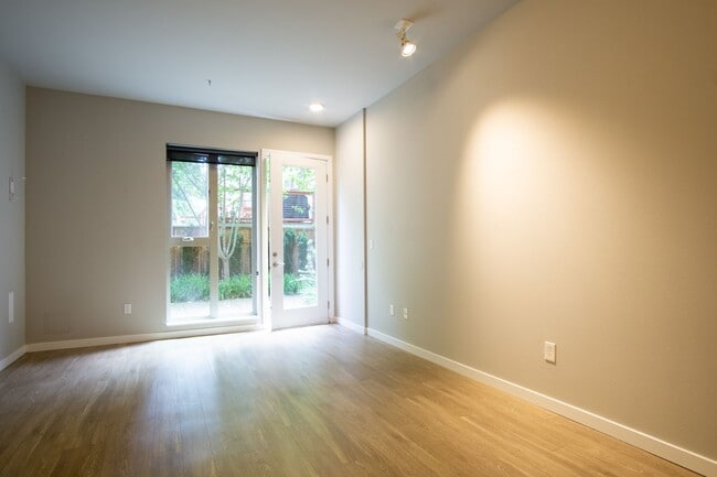 Building Photo - *FREE RENT* Sellwood-Great Modern Studio w...