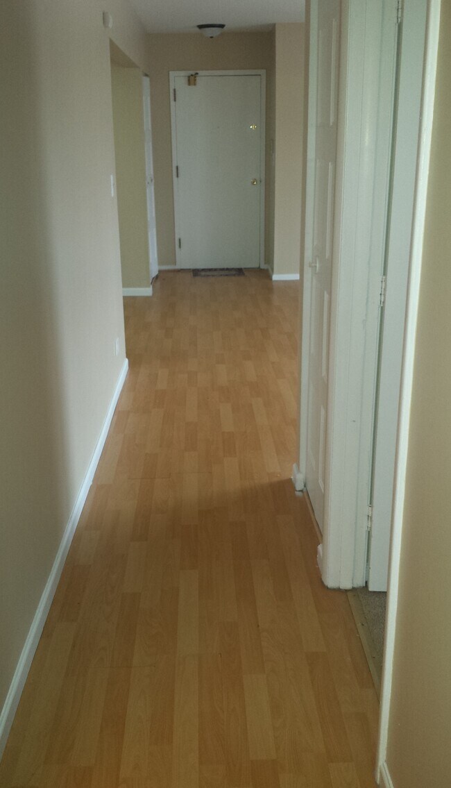 Pasillo - 122 Mullingar Ct