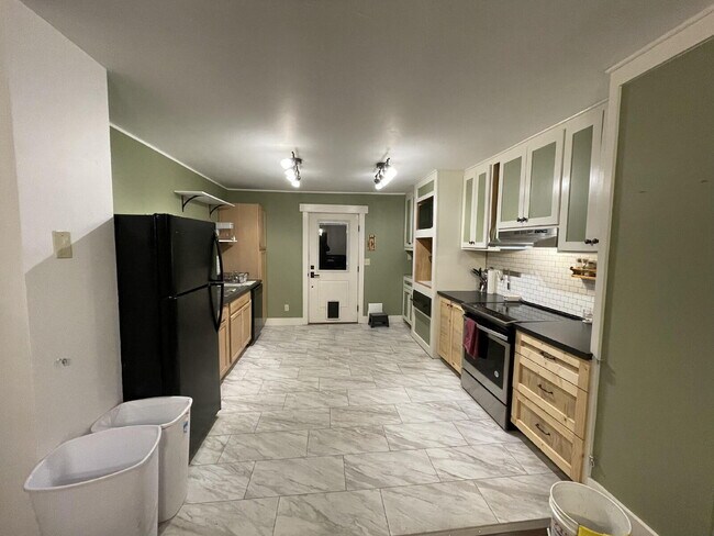 Foto del edificio - 3 Bed / 2 Bath Home in the Heart of Manhattan – Garage, Fenced Yard, Updated Interior