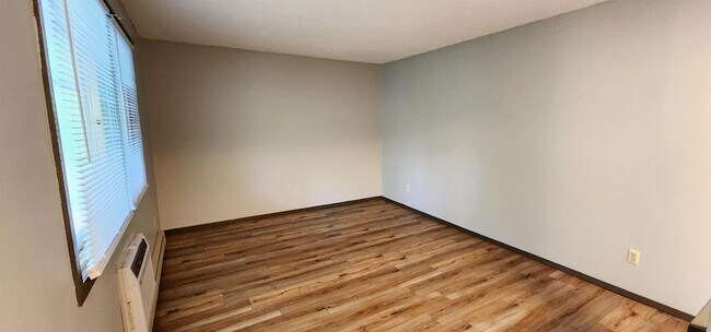 Building Photo - 515 Dewey Ave