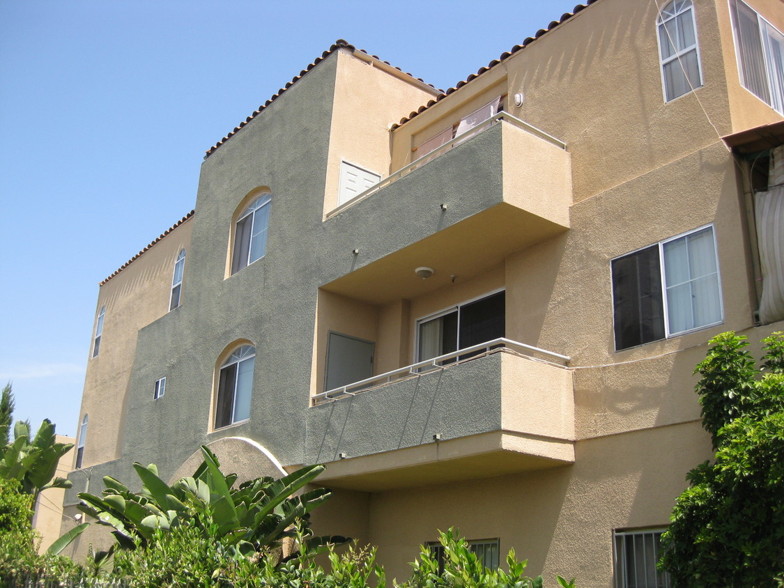 Building - 7140 Bellaire Ave