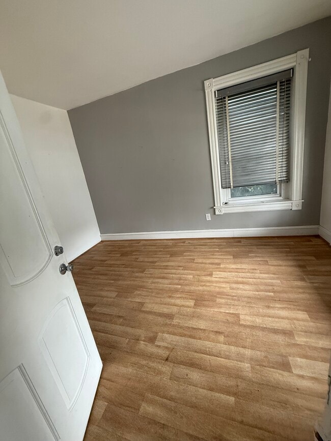 Living room - 909 N 5th St