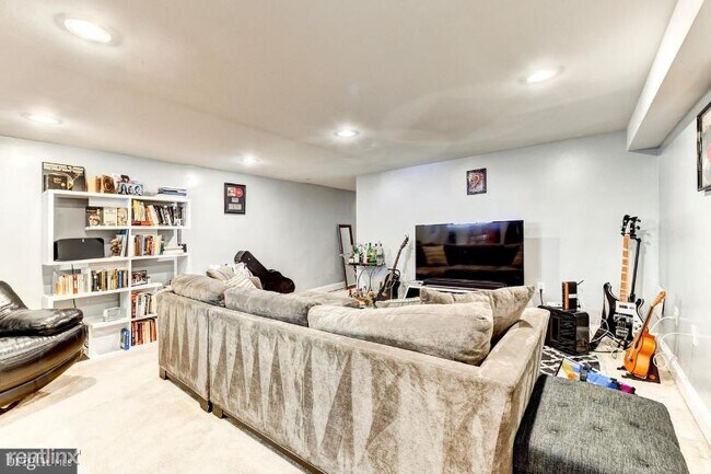 Building Photo - 2 br, 1 bath Townhome - 20 S Street NW