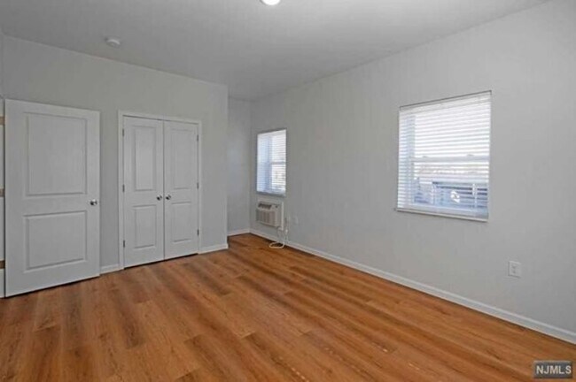 Building Photo - 72 Burroughs Pl