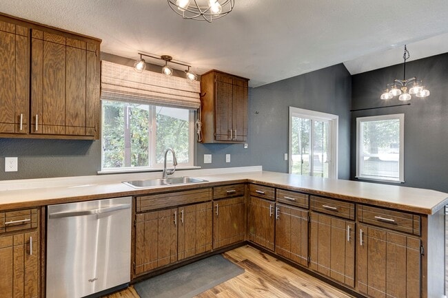 Building Photo - Charming 3 Bed, 2 Bath Home on a Quiet Street