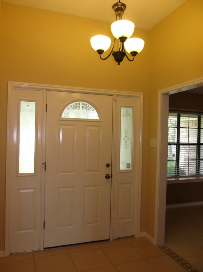 Building Photo - LARGE 4 BEDROOM NEAR LAKE