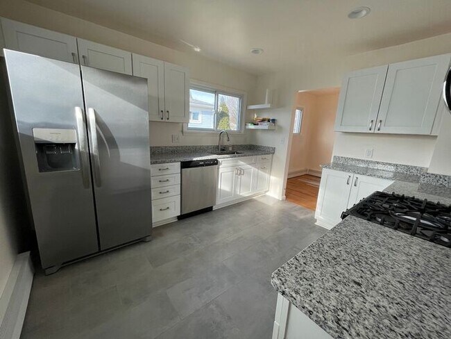 Foto del edificio - Charming 3-Bedroom Home with Finished Basement in Waterford Township