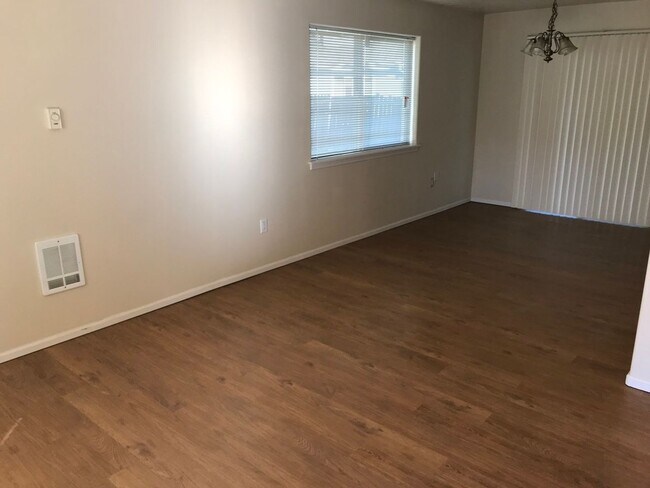 Foto del edificio - 3 bedroom townhouse in Springfield
