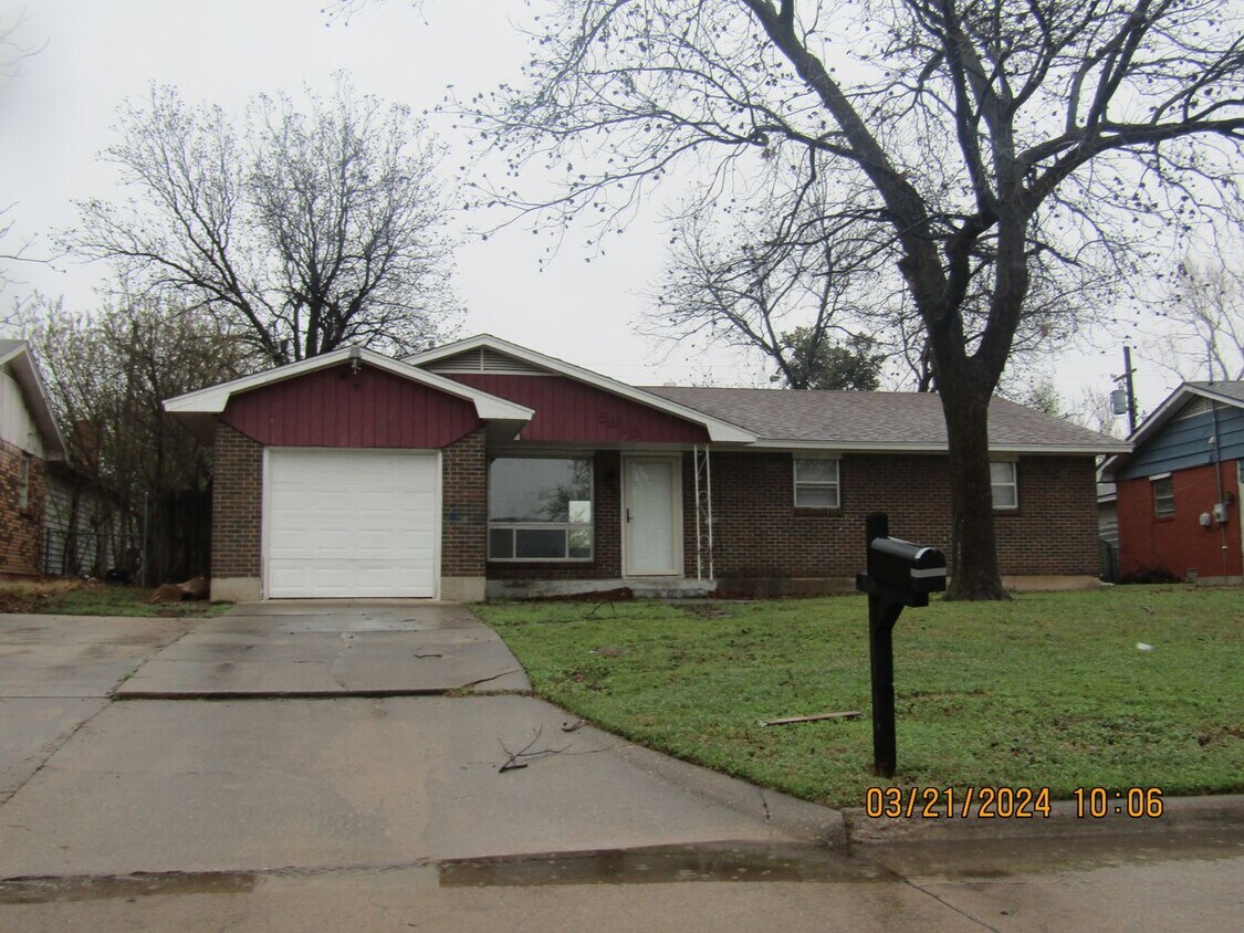 Primary Photo - Freshly Painted Home! Pet's Negotiable wit...