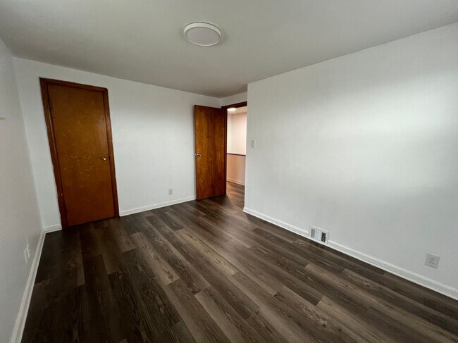 Foto del edificio - 512 Cayuga Rd