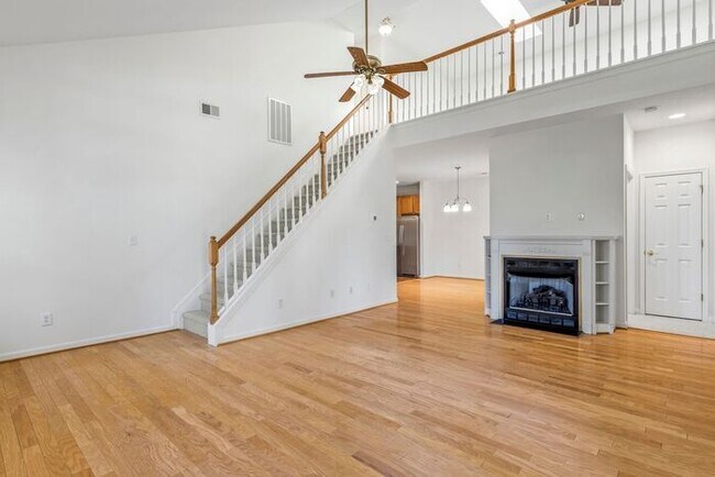 Foto del edificio - NW Brick Townhome, Granite Counter-Tops, Wood Floors, FP, Garage!