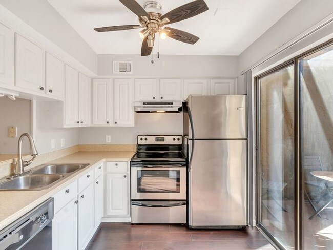 Foto del edificio - Stunning 2/2.5 Condo Near SMU!!