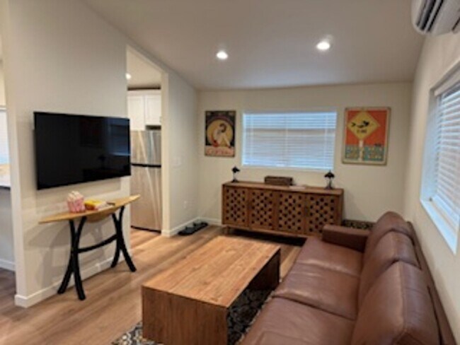 Foto del edificio - 1bed/1bath ADU - Right Off the Freeway of Prospect Heights