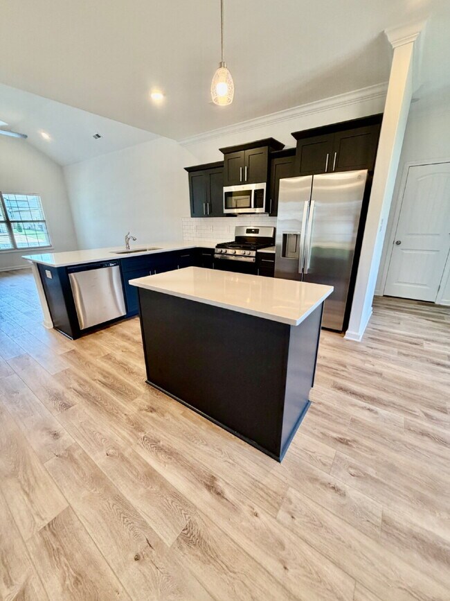 Foto del edificio - "Spacious 4-Bed, 3-Bath Gem on Woodrush Drive – Your Perfect Clarksville Retreat!"