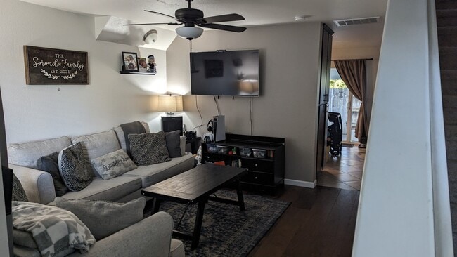 Building Photo - 867 Twin Oaks Ln