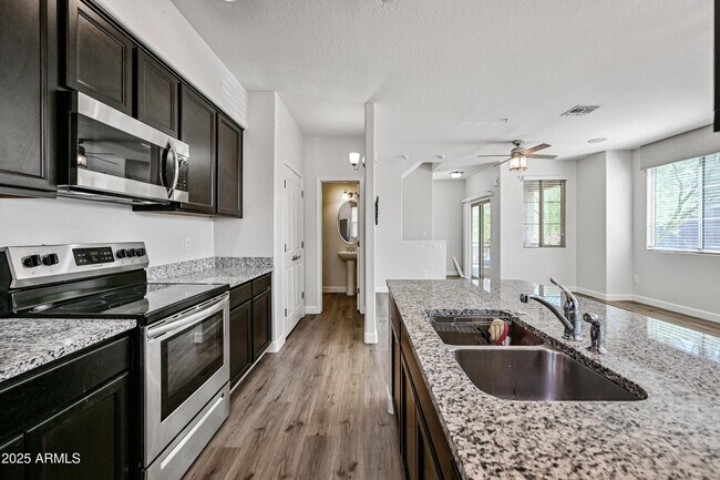 Foto del edificio - 240 W Juniper Ave