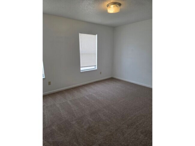 Building Photo - Townhome on Southside