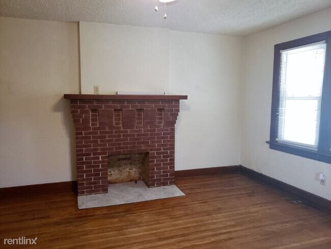 Building Photo - 2 br, 1 bath Townhome - 910 N. Amidon