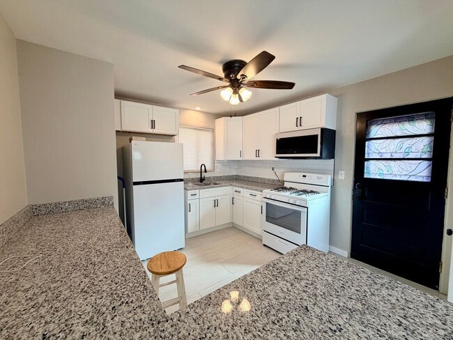 Photo - 630 Dornbush St House