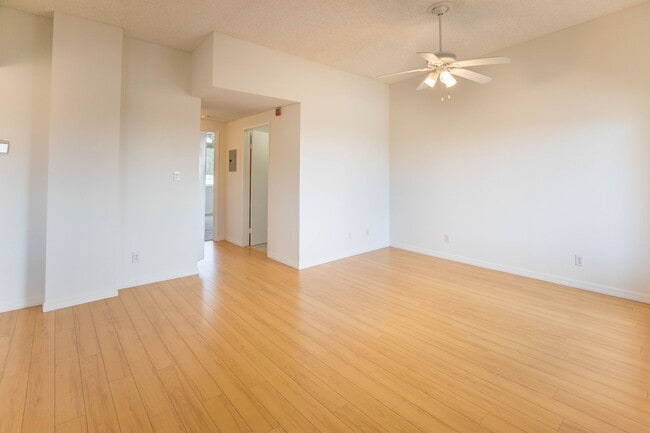 Foto del edificio - 1962 Beachwood Dr