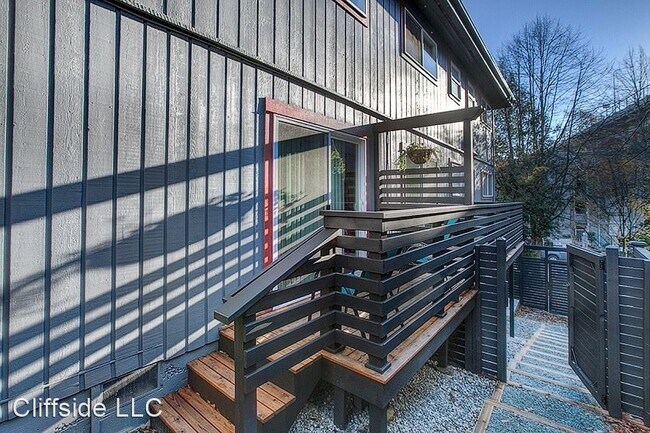 Building Photo - 906 N 35th St