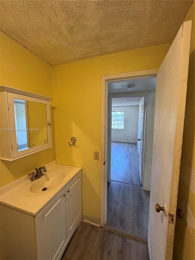 Foto del edificio - 1225 NE 124th St