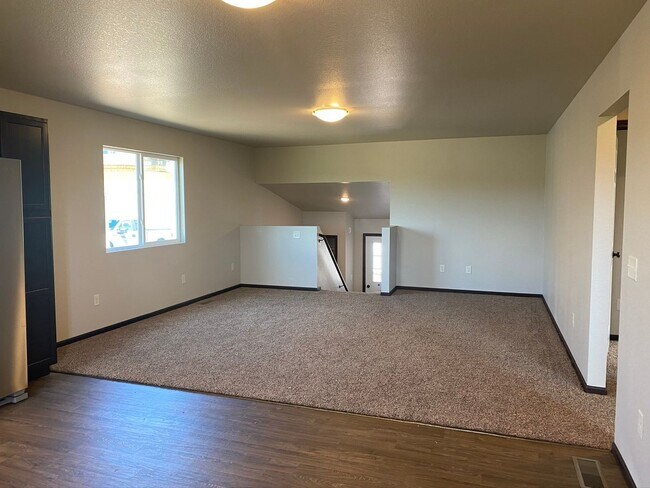 Building Photo - 4 BEDROOM | 2 BATH | DOUBLE GARAGE | RAPID...