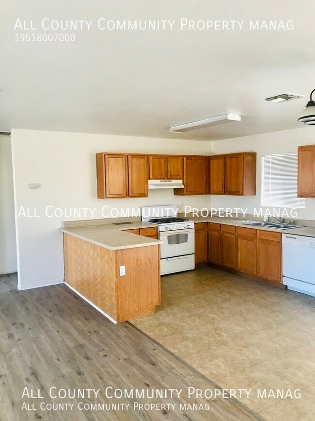 Building Photo - ~MOVE IN SPECIAL~ 3 Bed 2 Bath Townhome in...