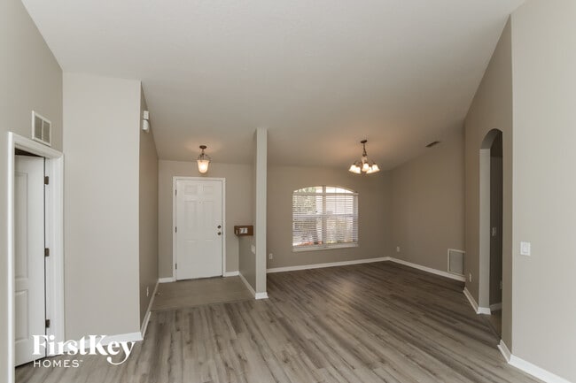 Building Photo - 606 Reading St SE