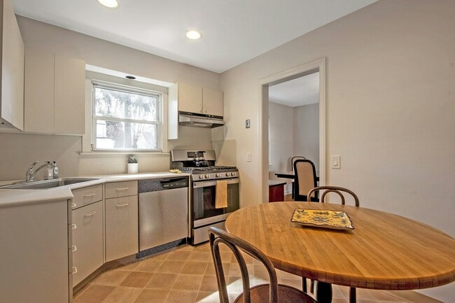 Foto del edificio - 120 Van Buren Ave