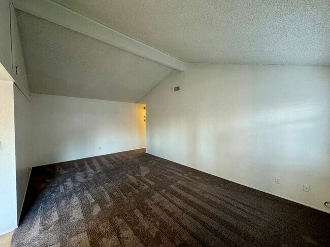 Foto del edificio - Charming & Cozy Duplex ? 2 Bedroom, 1 Bathroom for Rent!