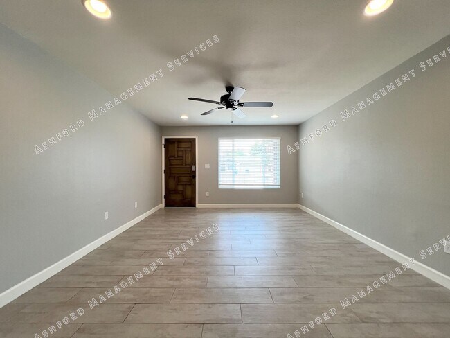 Foto del edificio - REMODELED 3 BEDROOM 2 BATH GEM WITH DETACH...