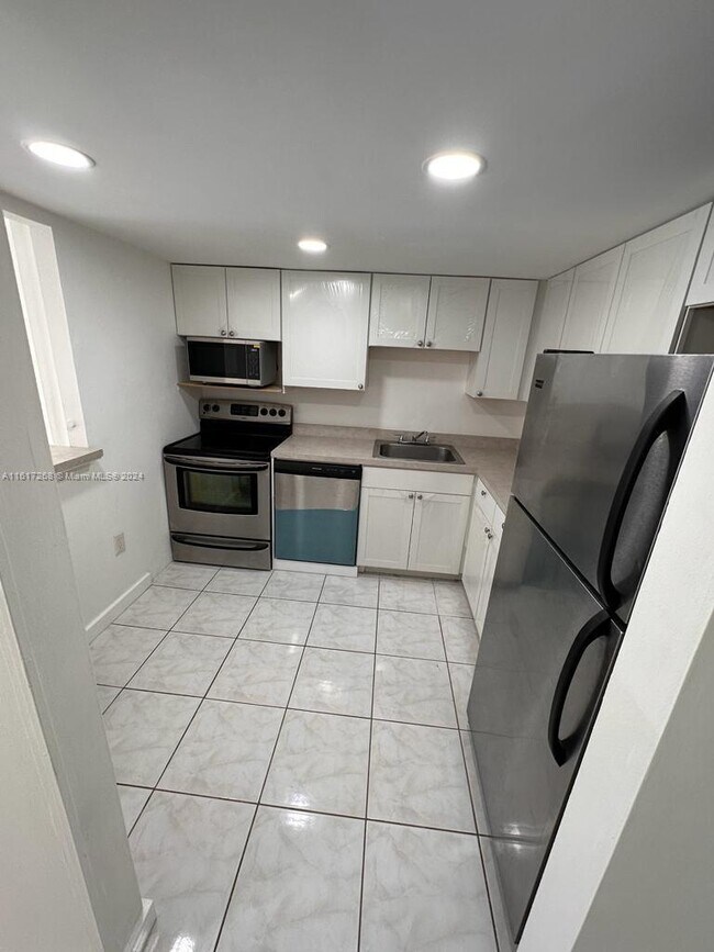 Foto del edificio - 16950 W Dixie Hwy
