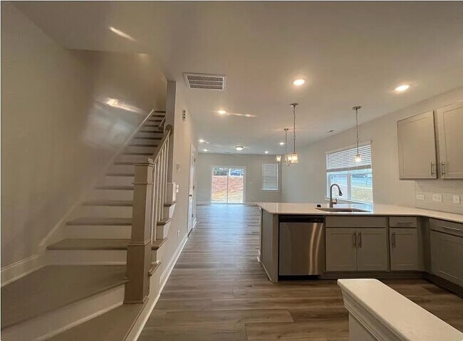Foto del edificio - Room in Townhome on Old Grove Ln