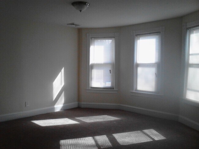 Foto del edificio - Fantastic 1  Bedroom Apartment in Great Neighborhood! Recently Renovated! Lots of Natural Light! ...